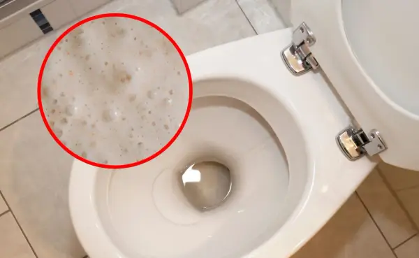 Piana w toalecie, która może świadczyć o działaniu drożdży do szamba.